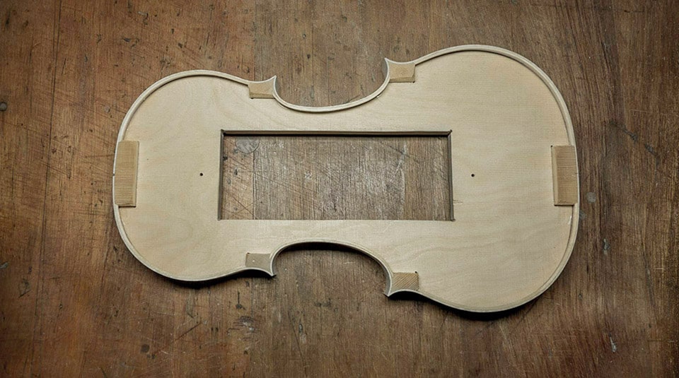 Arbeitsschritt beim Bau eines Streichinstruments