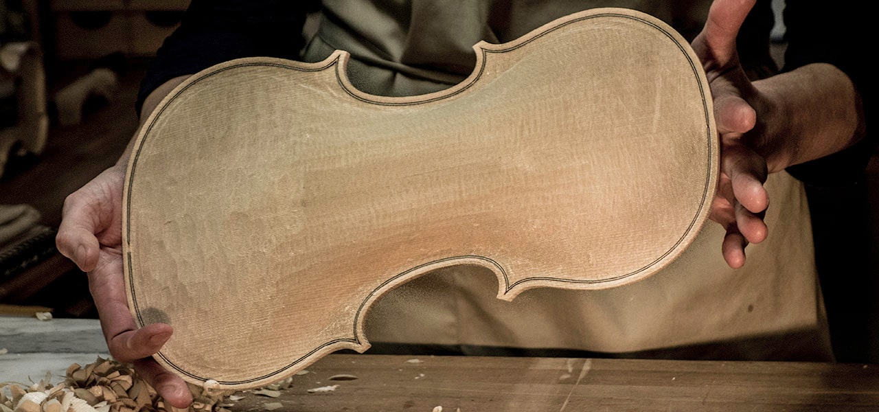 Geigenbaumeisterin Katharina Starzer beim Bau eines Streichinstruments