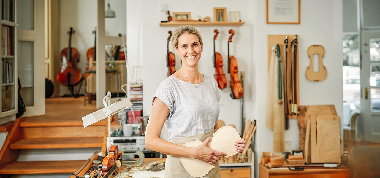 Geigenbaumeisterin Katharina Starzer in ihrem Atelier für Geigenbau in München