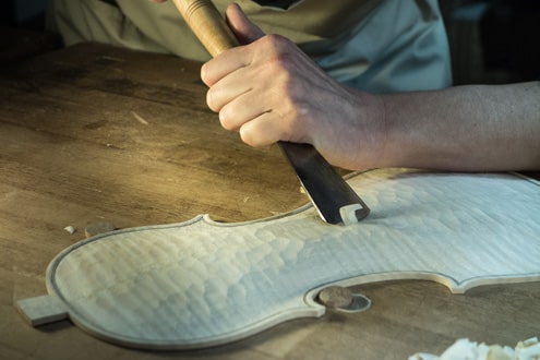 Geigenbau München: Arbeitsschritt beim Bau eines Streichinstruments