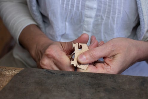 Geigenbau München: Arbeitsschritt beim Bau eines Streichinstruments