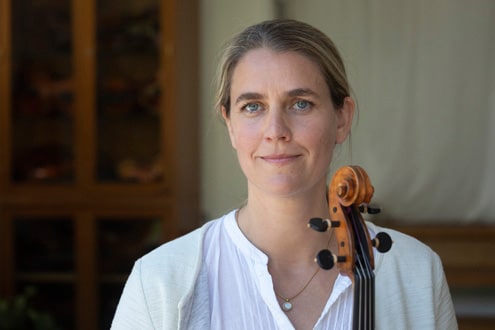 Geigenbaumeisterin Katharina Starzer in ihrem Atelier für Geigenbau in München