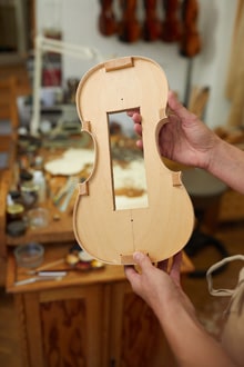 Geigenbau München: Arbeitsschritt beim Bau eines Streichinstruments