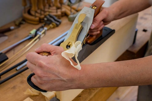 Geigenbau München: Arbeitsschritt beim Bau eines Streichinstruments