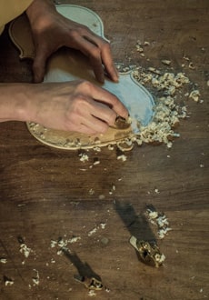 Geigenbau München: Arbeitsschritt beim Bau eines Streichinstruments