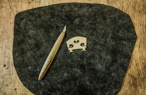 Geigenbau München: Arbeitsschritt beim Bau eines Streichinstruments