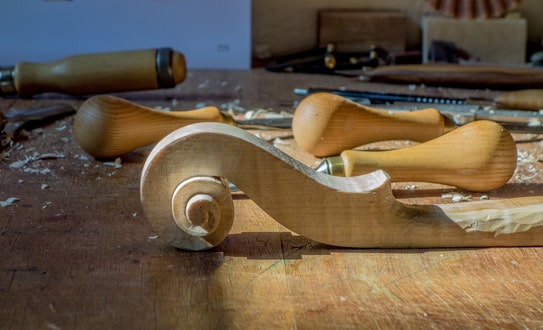 Geigenbau München: Arbeitsschritt beim Bau eines Streichinstruments