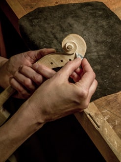 Geigenbau München: Arbeitsschritt beim Bau eines Streichinstruments